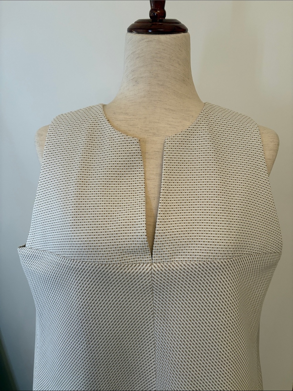 ANN MASHBURN White and Tan Textured Sleeveless V-Notch Top
